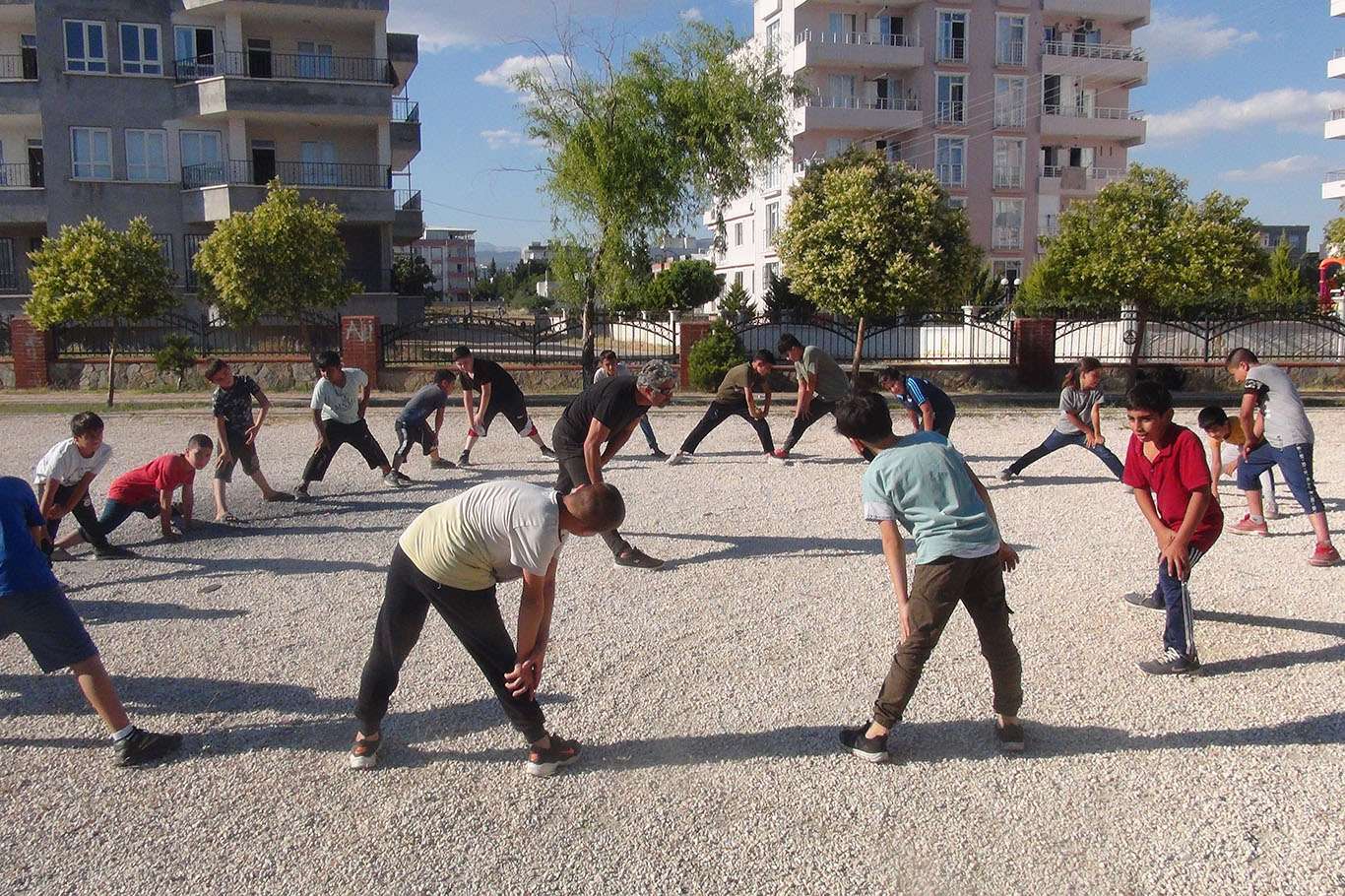 Çocukların ve gençlerin madde bağımlısı olmaması için spor salonu istiyorlar Çocukların ve gençlerin madde bağımlısı olmaması için spor salonu istiyorlar